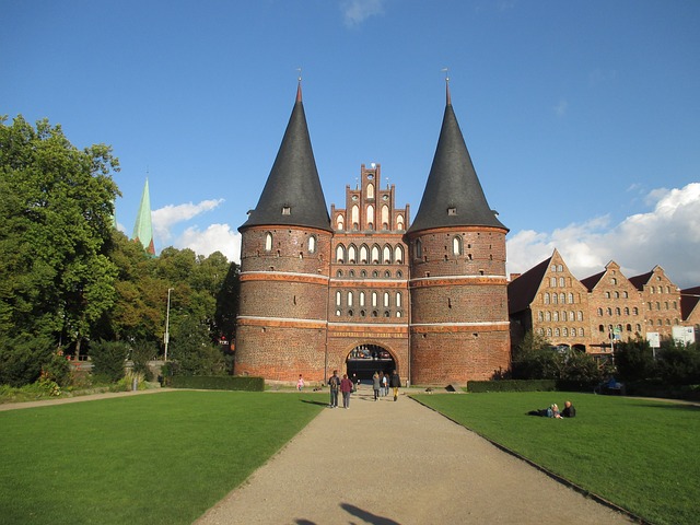 Früher war das Holstentor Teil der Stadtbefestigung, heute befindet sich darin ein Museum zur Stadtgeschichte